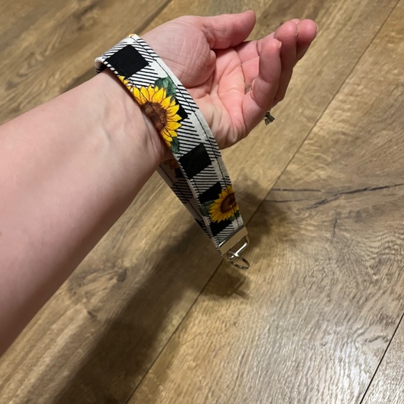Sunflower Wristlet Keychain - handmade - Picture 5 of 5